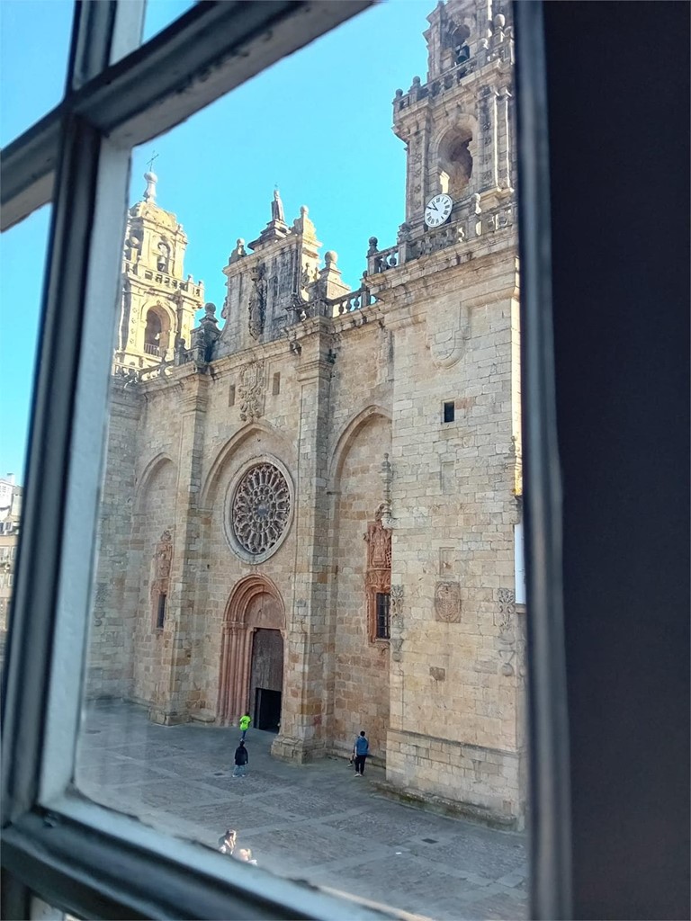 Bajo frente a la Plaza de la Catedral de Mondoñedo