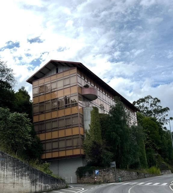 Edificio de oficinas. Lourenzá.